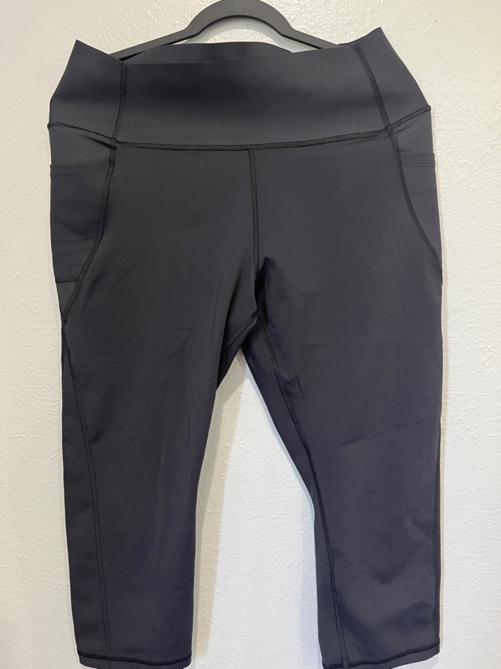 GAP Black Cropped Active Leggings Capris